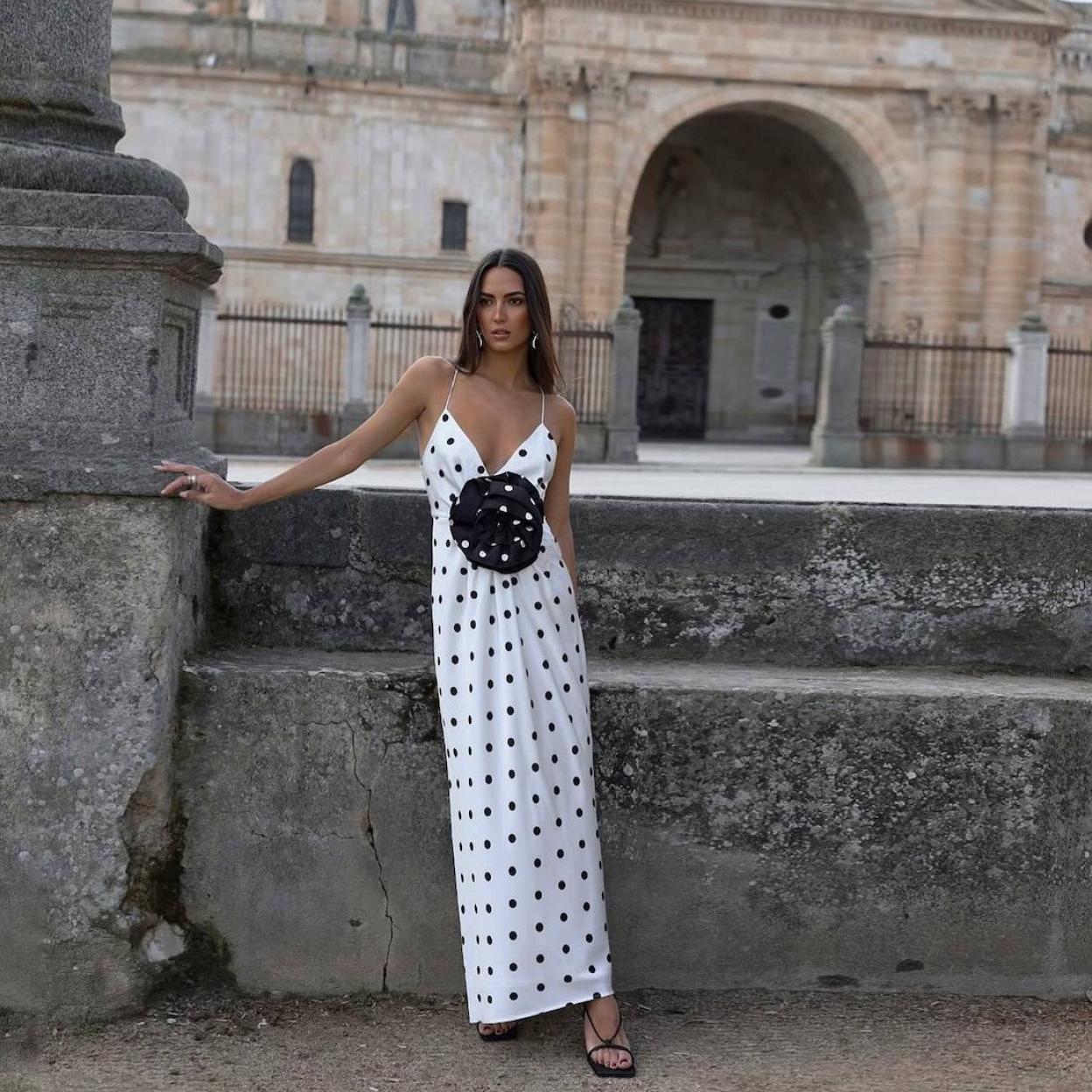 Influencer con vestido de invitada de Sfera