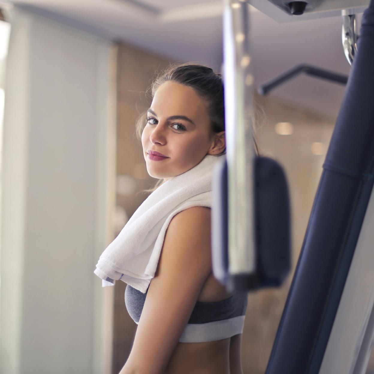 Mujer entrenando en el gimnasio