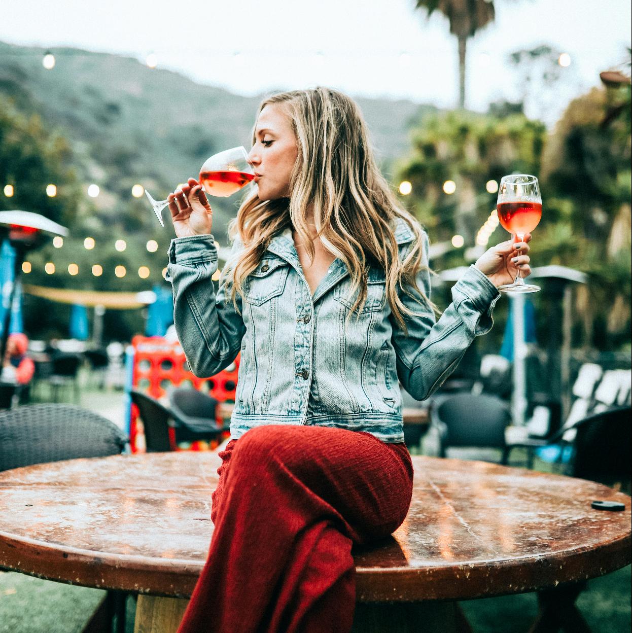 El vino rosado se ha puesto de moda, y aunque es excesivo servirse las copas de dos en dos, sabemos que lo vas a disfrutar esta primavera.