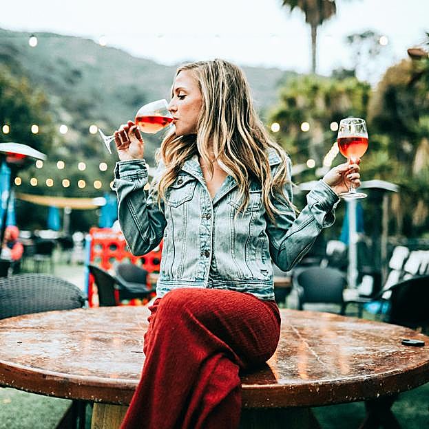 El vino rosado está de moda: recomendaciones para descubrirlo y disfrutarlo esta primavera