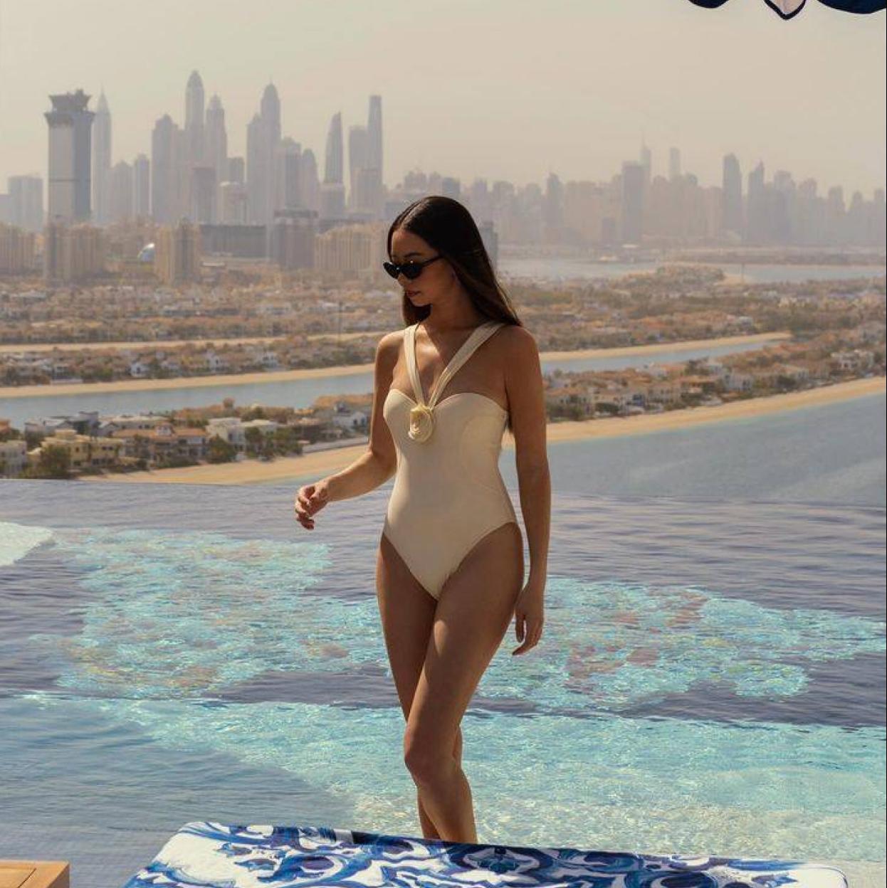 Influencer con silueta corporal esculpida