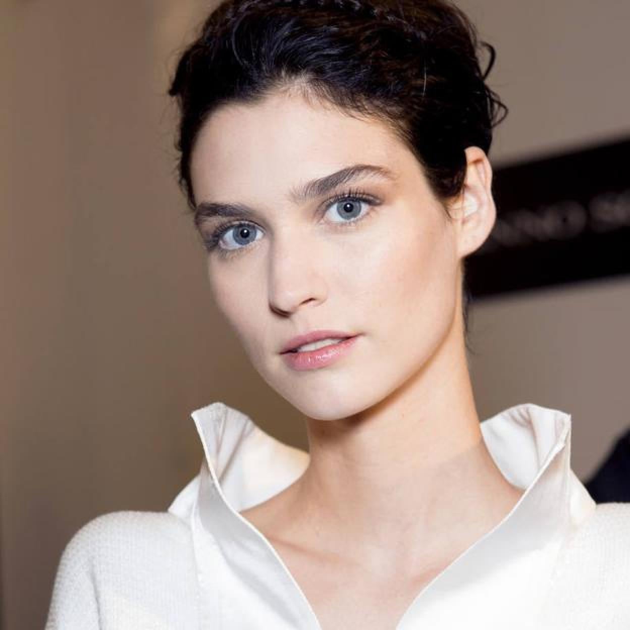 Modelo con maquillaje natural efecto buena cara