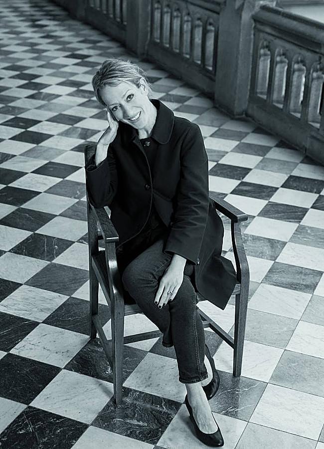 Imagen - La escritora, en uno de los edificios de la Universidad de Barcelona. Fotografía: Sergi PONS.