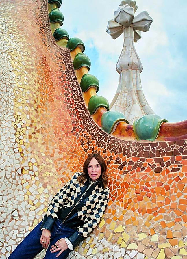 Imagen - En la Casa Batlló, la diseñadora lleva chaqueta en rombos de charol y piel y camisa de gasa, ambas de Teresa Helbig. En la mano derecha, anillo doble y anillo con tachuelas, ambos de Teresa Helbig editados por Obsessive Collectors. En la mano izquierda, anillos de Pomellato y anillo Pantera de Cartier. Fotografía: Sergi PONS / Estilismo: Miriam ARRUGA.