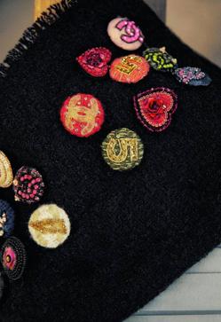 Imagen secundaria 2 - Detalles vistos en los talleres de los artesanos de Chanel.