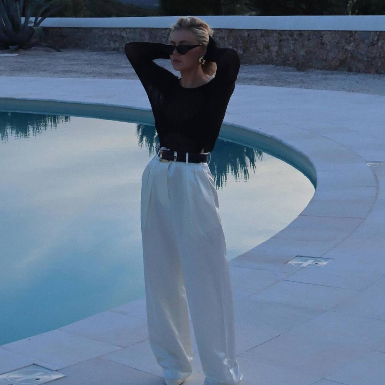 Influencer con pantalones de lino anchos