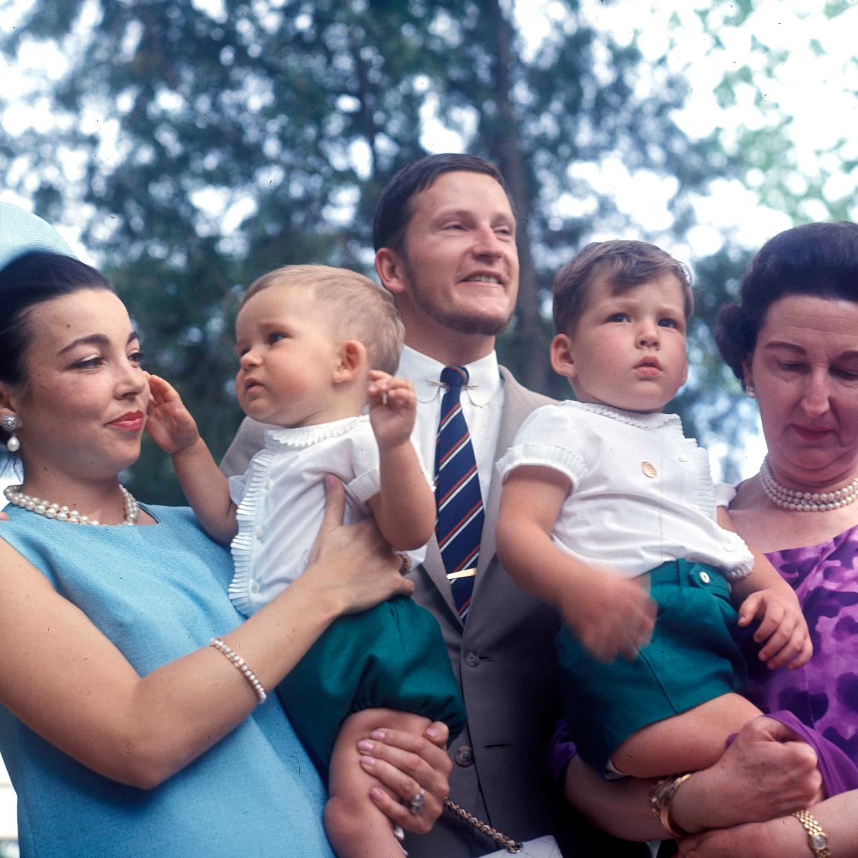 Simeón de Bulgaria y su mujer Margarita Gómez-Acebo, con dos de sus hijos y su madre, Juana de Saboya.