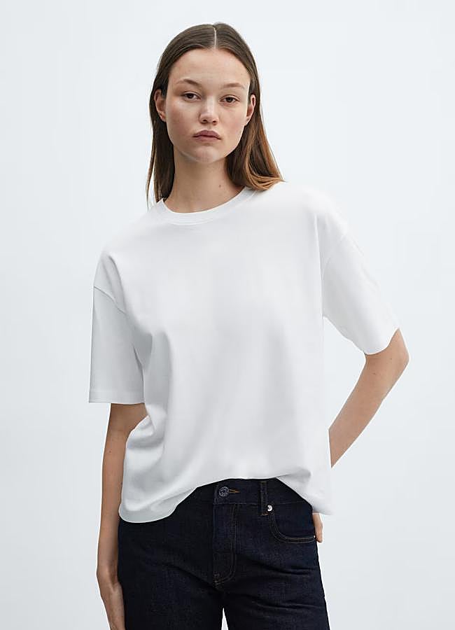 Imagen - Camiseta básica oversize de color blanco de Mango.
