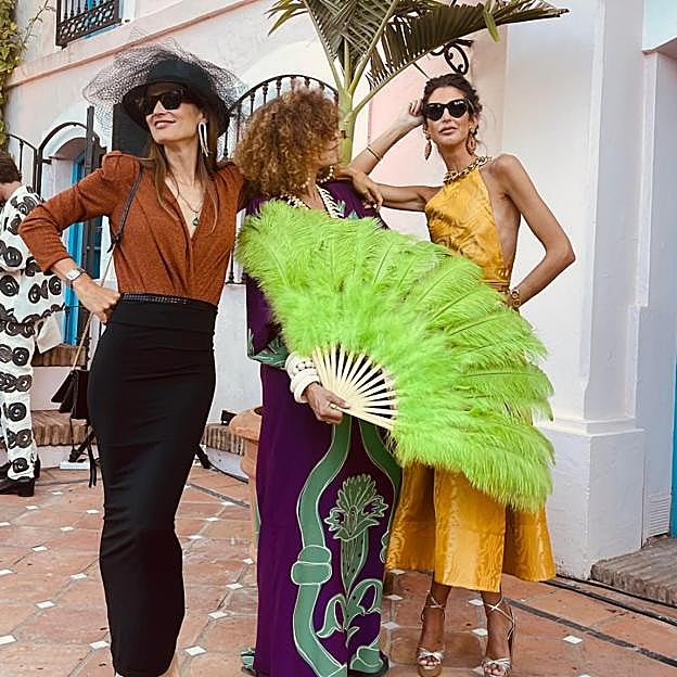 Las invitadas se tomaron muy en serio la inspiración años 90 Locomía.