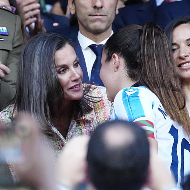 La reina Letizia anima a la capitana del equipo perdedor.