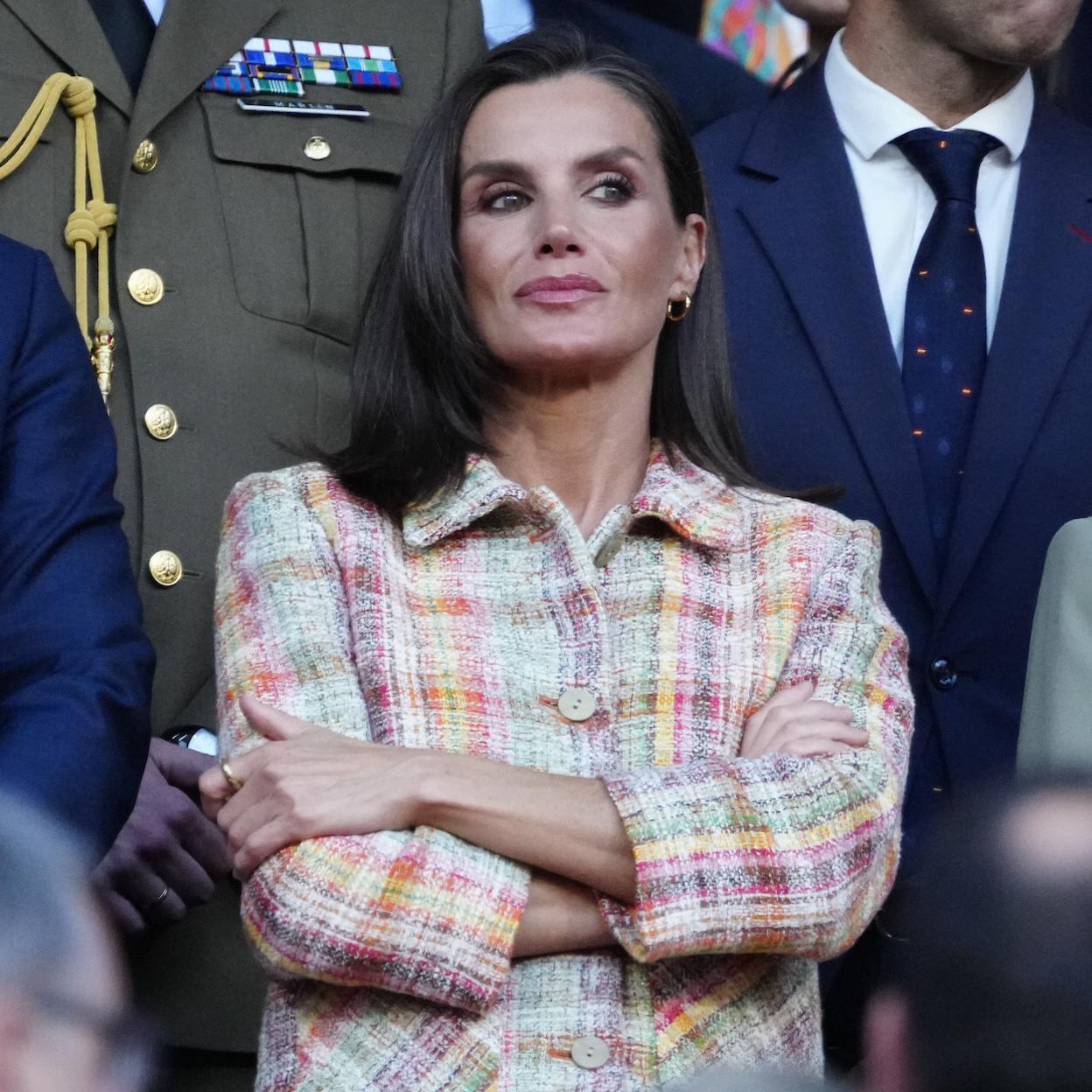 La reina se cruza de brazos porque no le hace ninguna gracia un cosa muy concreta.