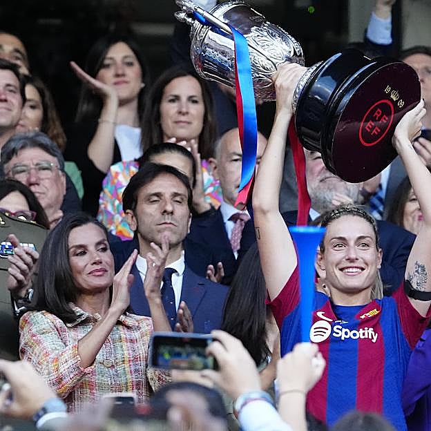 Letizia observa a las ganadoras con la Copa de la Reina en alto en La Romareda.