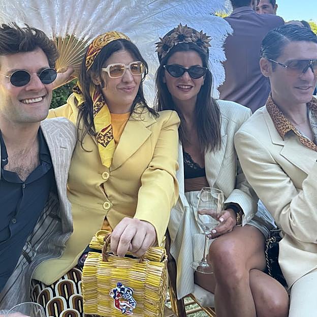 Los invitados con sus looks más extravagantes y divertidos para la boda de María Juncadella Hohenlohe. 