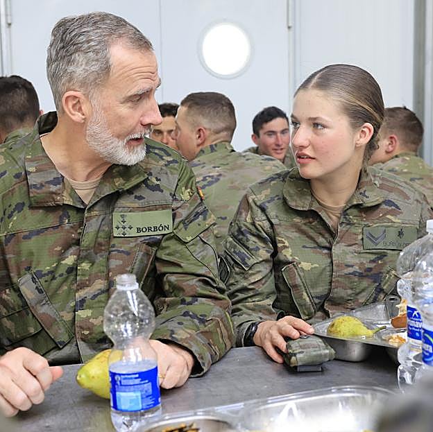 La princesa Leonor y el rey Felipe, el día que el monarca visitó las instalaciones zaragozanas 