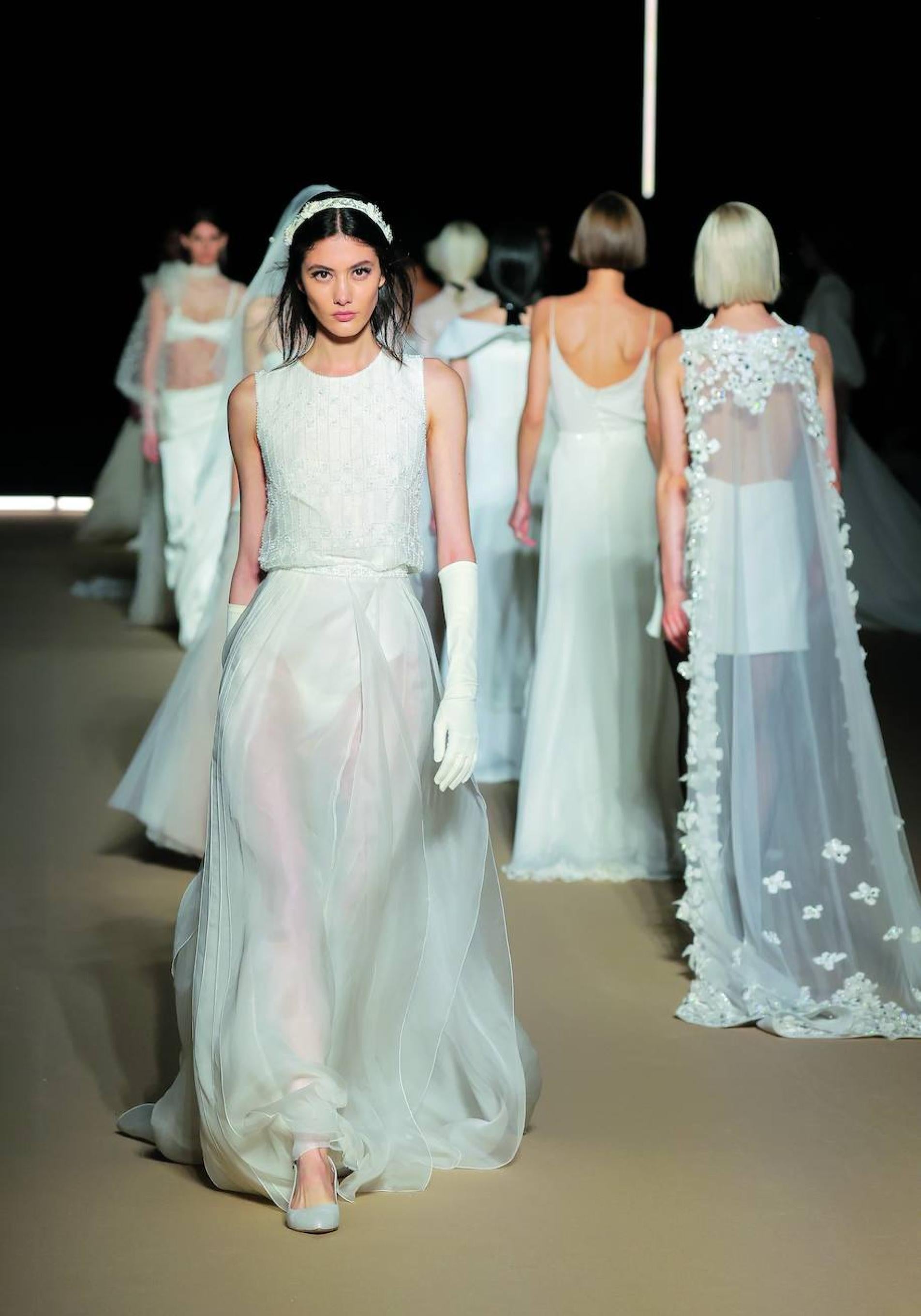 imagen del desfile Pronovias Atelier 2025, celebrado en Barcelona.
