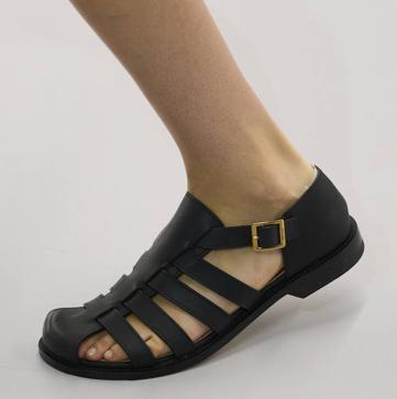 Imagen secundaria 1 - Cangrejeras en los desfiles de JW Anderson y Loewe.