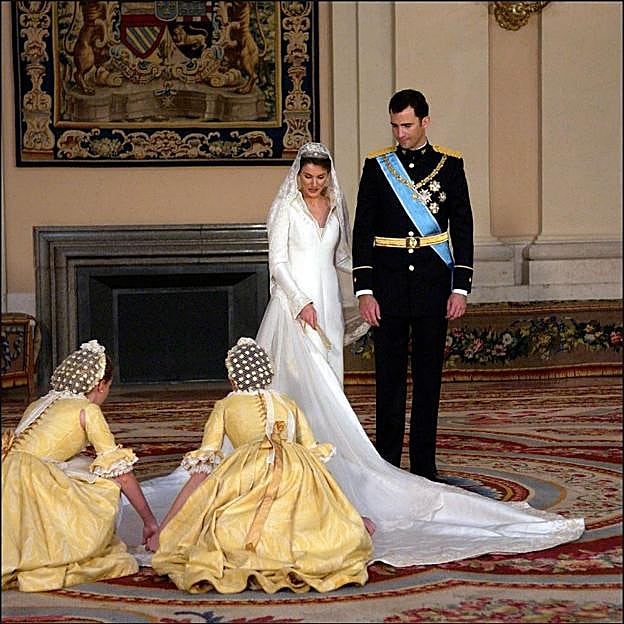 Las damas de honor colocan la cola del vestido de novia de Letizia Ortiz. 