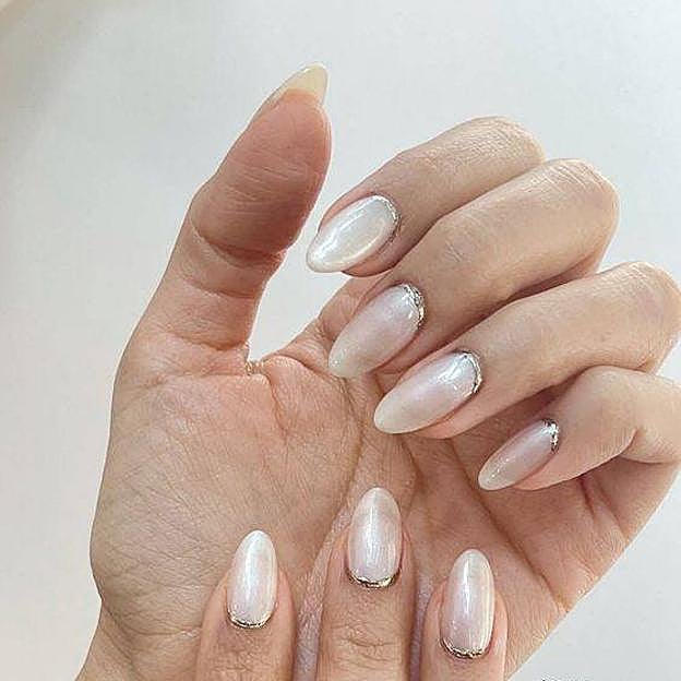 Manicura francesa invertida efecto perlado