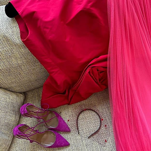 Imagen principal - El look de invitada de Redondo Brand que llevó Nieves Álvarez en la boda de Melissa Villarreal. 