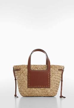 Imagen secundaria 2 - Vestido lúrex escote cruzado (69,99€)/ Sandalia tiras metalizadas cuña (39,99€)/ Capazo detalle tachuelas (39,99€)