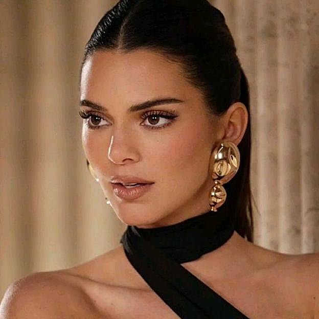 Kendall Jenner con coleta clean look