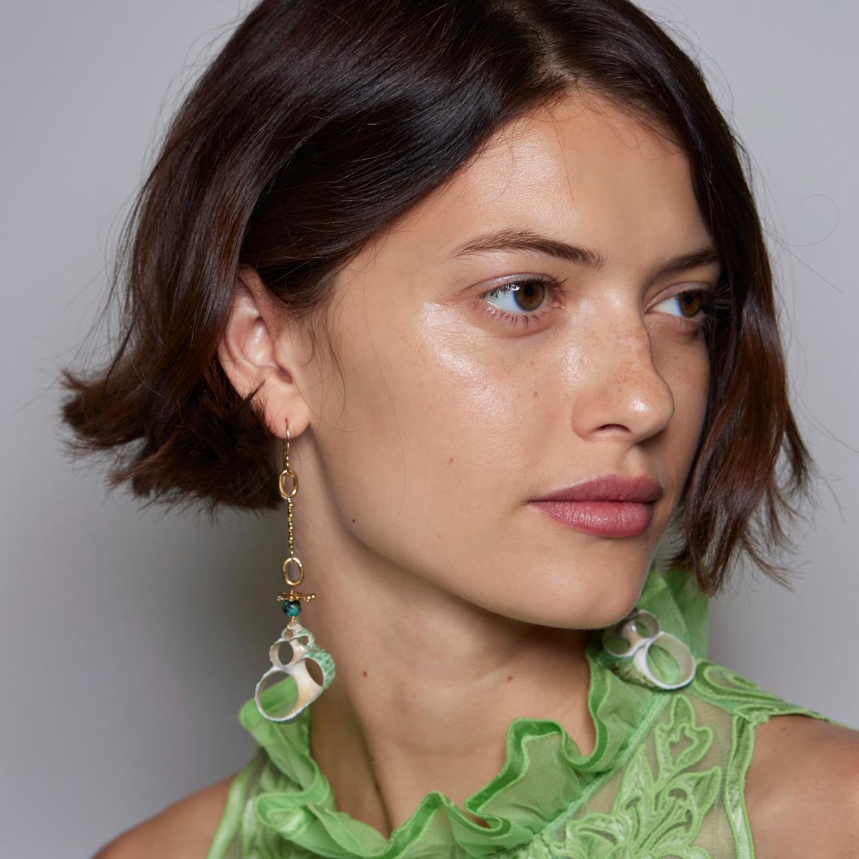 Las ojeras pueden aparecer por diversas causas y los malos hábitos son una de ellas. 