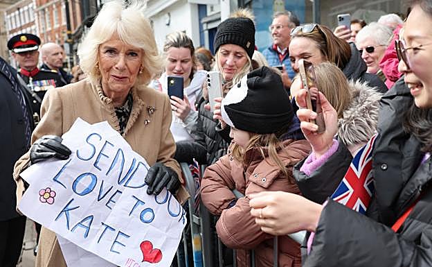 La reina Camilla con un cartel para su nuera, Kate Middleton. 
