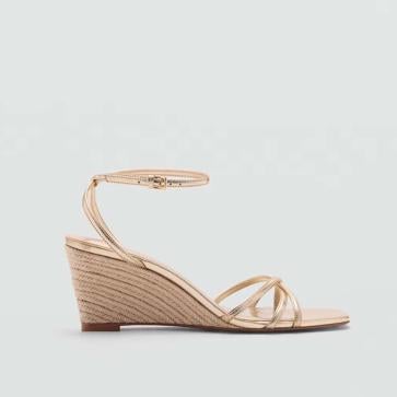 Imagen secundaria 1 - Vestido lúrex escote cruzado (69,99€)/ Sandalia tiras metalizadas cuña (39,99€)/ Capazo detalle tachuelas (39,99€)