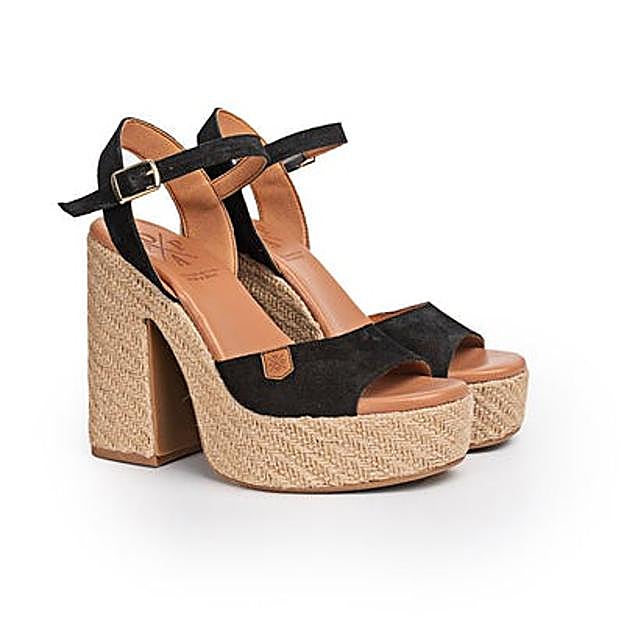 Las sandalias negras de tacón de Popa.