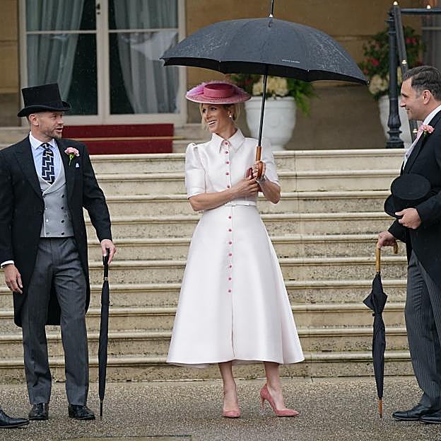 El look de inviatada perfecto de Zara Tindall.