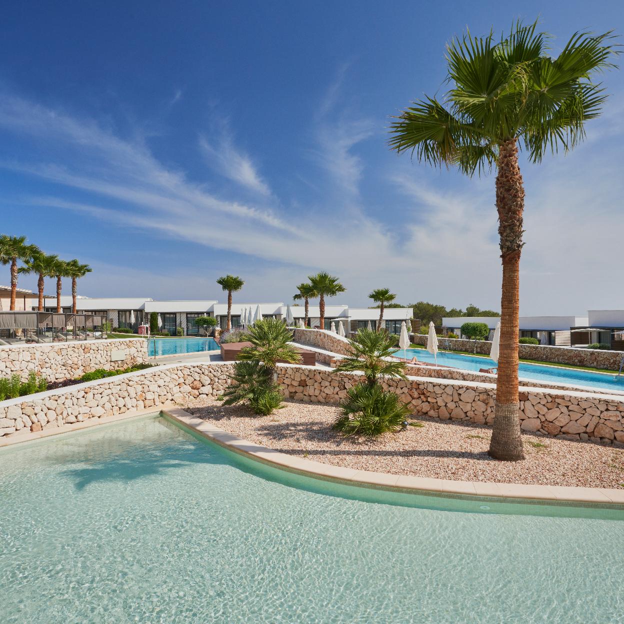 El hotel Barceló Nura, con piscinas exteriores comunes y semiprivadas, es un emplazamiento único a la hora de disfrutar de la isla.