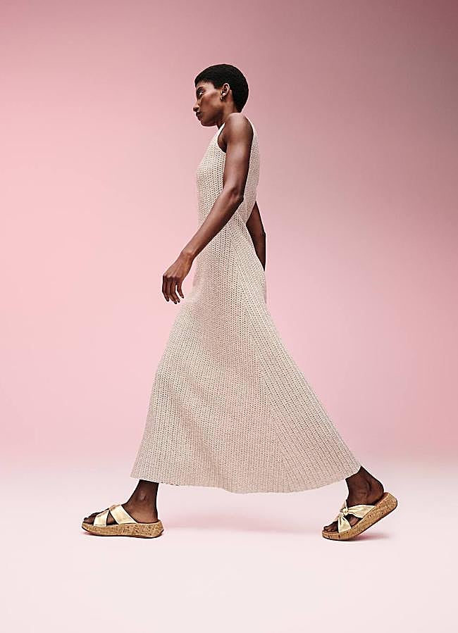 Imagen - Sandalias de FitFlop combinadas con vestido de punto.