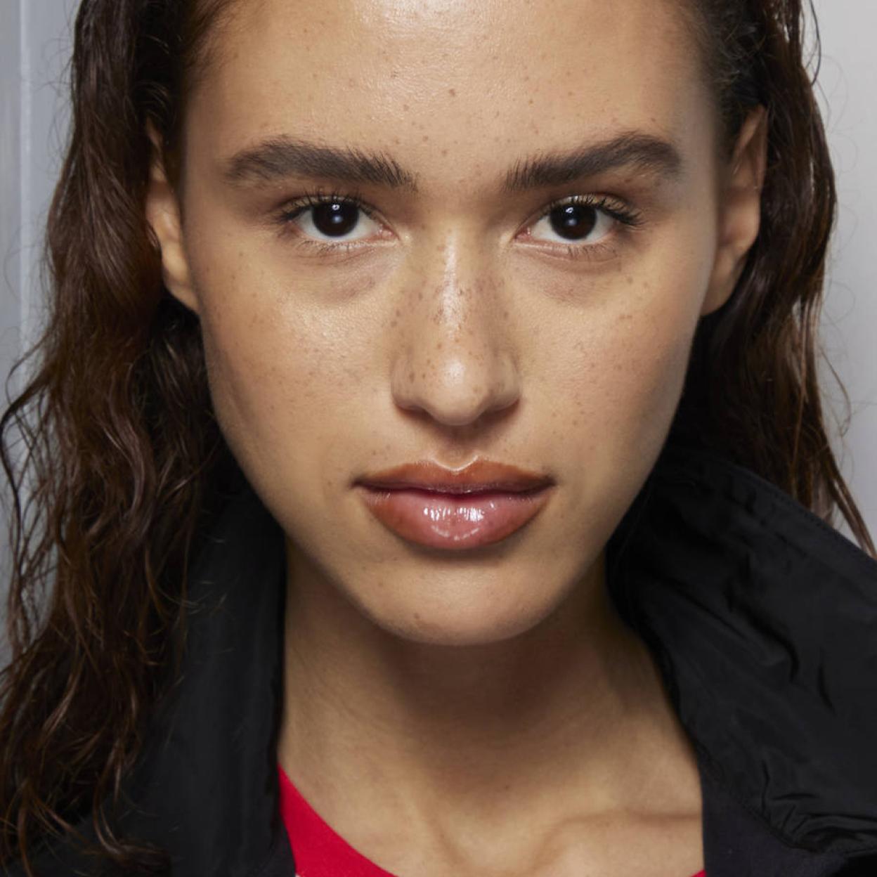 Modelo con lip oil efecto labios de cristal