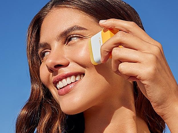 Así se aplica el protector solar en stick en el rostro.