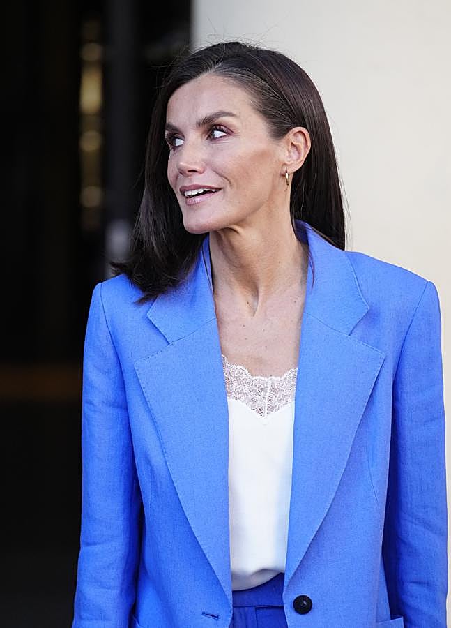 Imagen - La reina Letizia con un traje azul de El Corte Inglés. / LIMITED PICTURES
