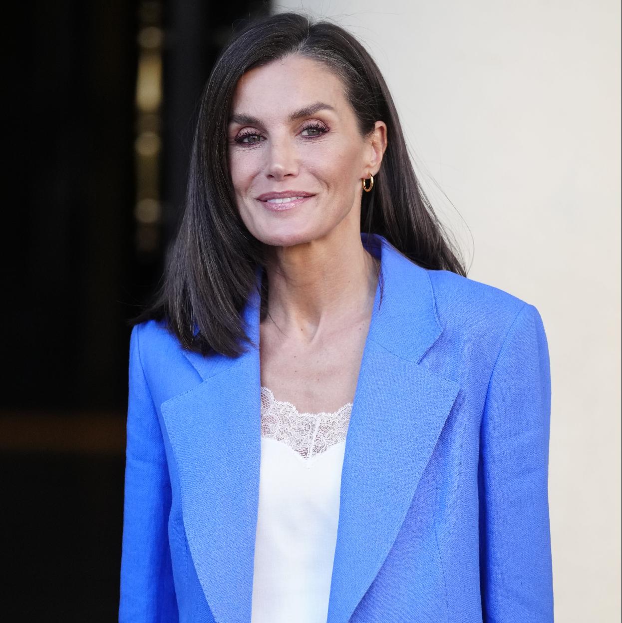 La reina Letizia con un traje azul.
