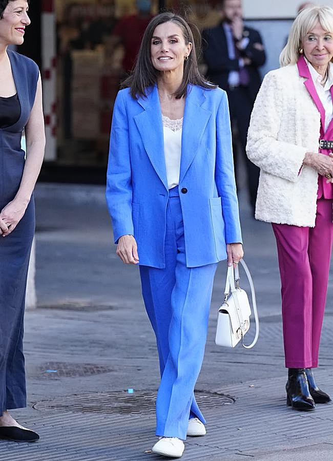 Imagen - La reina Letizia paseando por la Gran Vía de Madrid. / LIMITED PICTURES
