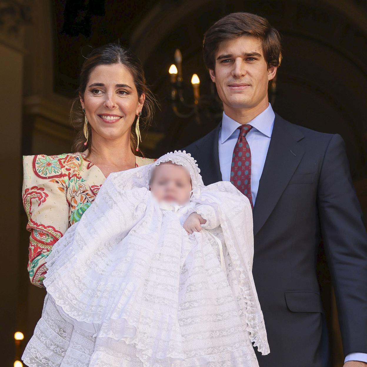 Belén Corsini y Carlos Fitz-James Stuart Solís en el bautizo de su hijo.