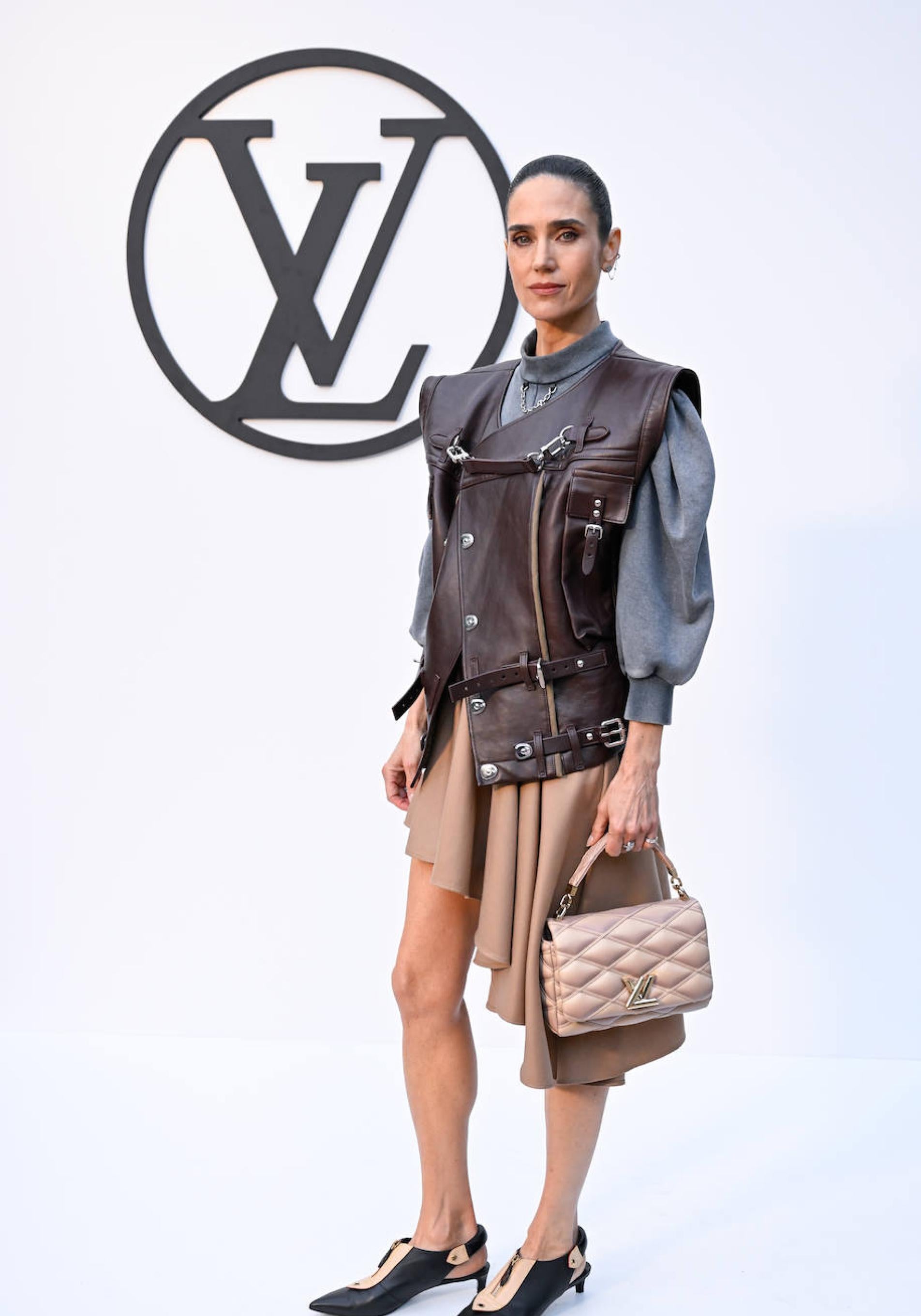 Jennifer Connelly posa en el photocall del desfile Crucero 2025 de Louis Vuitton, celebrado en Barcelona.