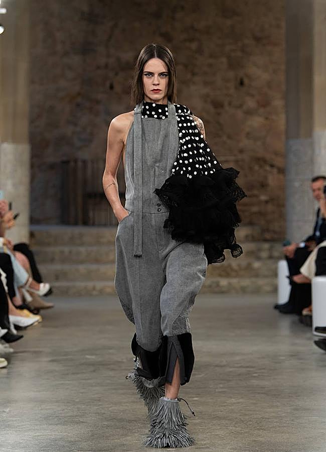 Imagen - Look del desfile Crucero 2025 de Louis Vuitton, celebrado en el parque Güell de Barcelona.