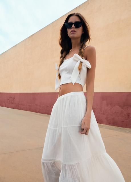 Imagen - Falda blanca de Stradivarius (29,99 euros)