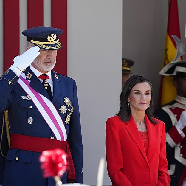 Los Reyes de España en el desfile de las Fuerzas Armadas.