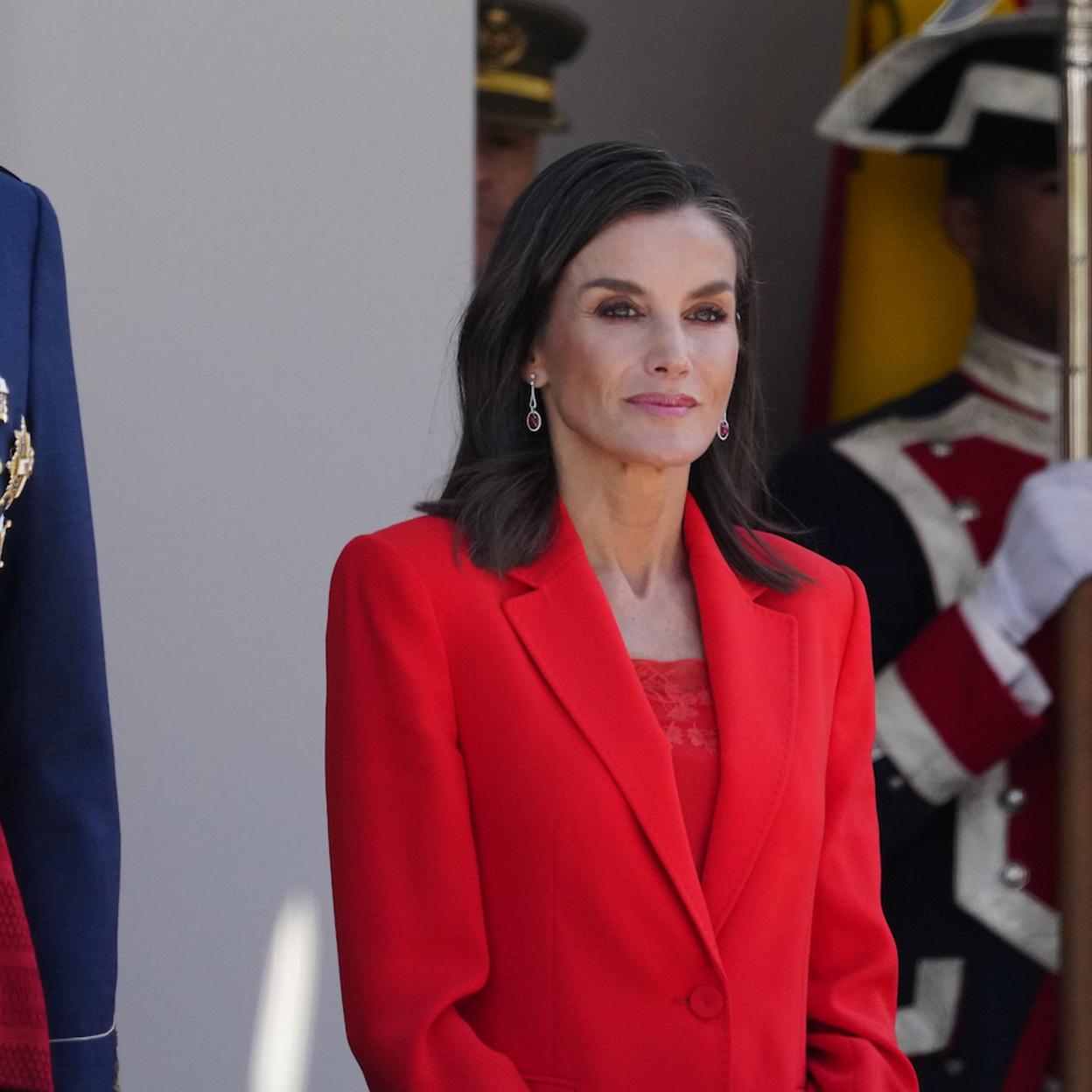 La Reina Letizia con traje rojo el Día de las Fuerzas Armadas.