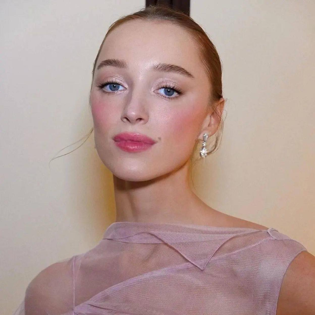 Phoebe Dynevor con colorete luminoso efecto buena cara