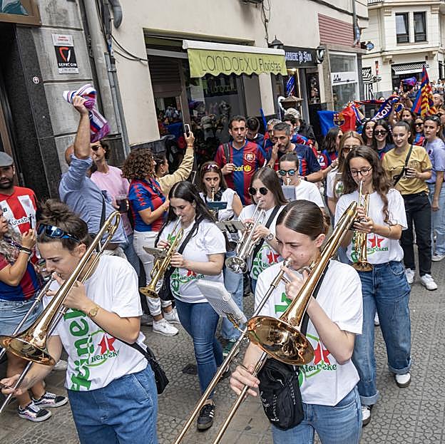 Una banda de música ameniza las calles de Bilbao.