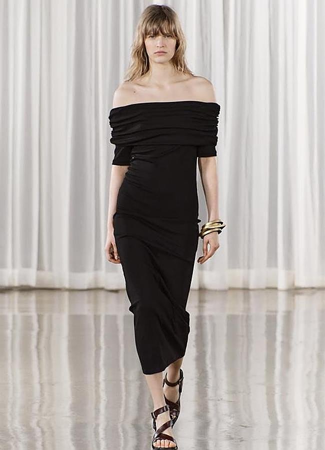 Imagen - El vestido negro de Zara con escote barco.
