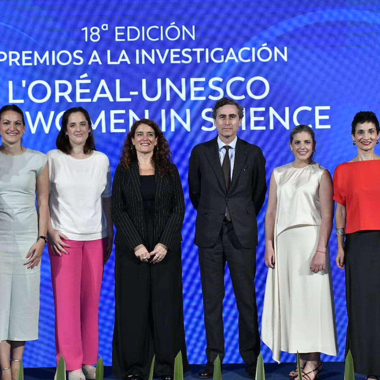 Las jóvenes científicas reconocidas con el premio L'Oréal-Unesco For Women in Science junto a Juan Alonso de Lomas, CEO de L'Oréal España y Portugal.