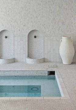 Imagen secundaria 2 - Detalles de la piscina exterior, la sala de cine y el spa.