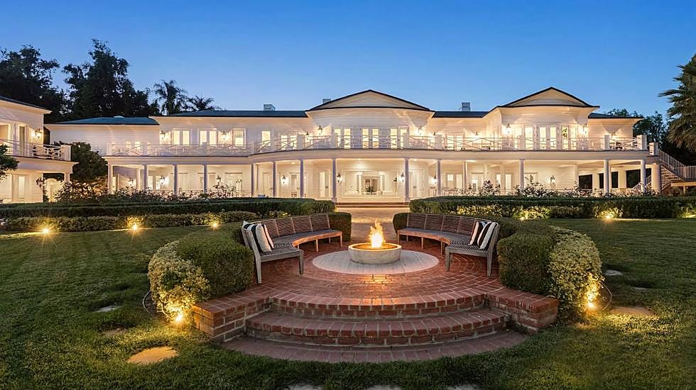 Vista exterior de la mansión desde la zona de la fogata.