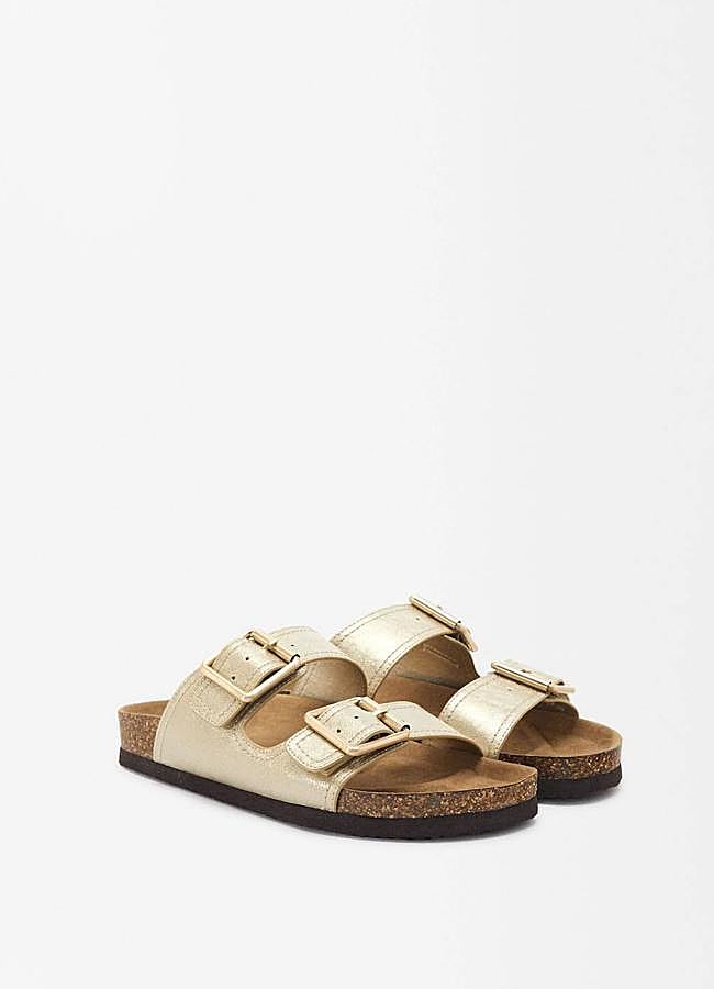 Imagen - Sandalias doradas planas con hebilla
